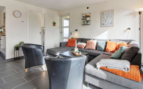 Iffuer - 2.3Km from the Sea: Couch, Møbel, Indretning, Stue, Gulvbelægning, Lejlighed, Loft, Etage, Hjem