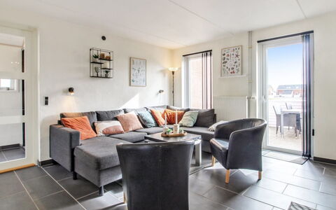 Iffuer - 2.3Km from the Sea: Møbel, Gulvbelægning, Indretning, Couch, Træ, Etage, Loft, Bord, Stue, Lejlighed
