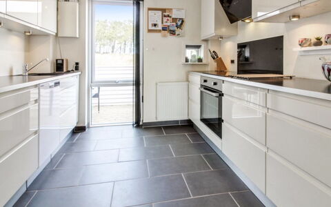 Iffuer - 2.3Km from the Sea: Køkken, Countertop, Gulvbelægning, Køkken Apparat, Cabinetry, Større Bandage, Etage, Hjem, Møbel, Husholdningsapparat