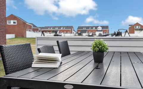 Iffuer - 2.3Km from the Sea: Møbel, Indretning, Stol, Gulvbelægning, Bord, Udvej, Etage, Loft, Værelse, Eco Hotel