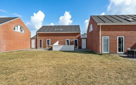 Iffuer - 2.3Km from the Sea: Møbel, Indretning, Stol, Gulvbelægning, Bord, Udvej, Etage, Loft, Værelse, Eco Hotel