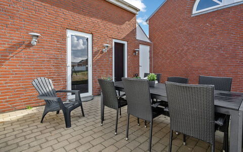 Iffuer - 2.3Km from the Sea: Møbel, Indretning, Stol, Gulvbelægning, Bord, Udvej, Etage, Loft, Værelse, Eco Hotel
