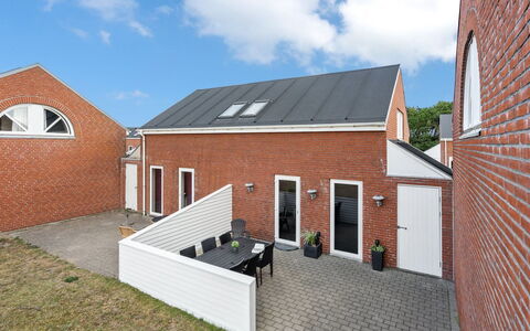 Iffuer - 2.3Km from the Sea: Møbel, Indretning, Stol, Gulvbelægning, Bord, Udvej, Etage, Loft, Værelse, Eco Hotel