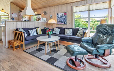 Fides - 600M from the Sea: Møbel, Indretning, Gulvbelægning, Couch, Træ, Loft, Stue, Etage, Værelse, Trægulve