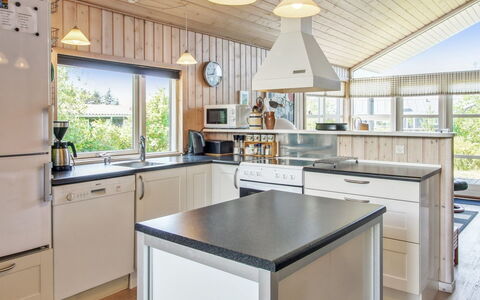 Fides - 600M from the Sea: Køkken, Countertop, Køkken Apparat, Indretning, Træ, Loft, Cabinetry, Møbel, Lysarmatur, Større Bandage