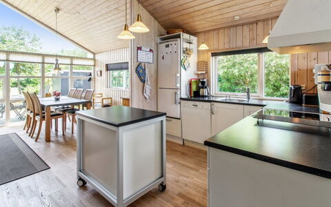 Fides - 600M from the Sea: Træ, Loft, Indretning, Køkken, Møbel, Gulvbelægning, Hjem, Lysarmatur, Countertop, Værelse
