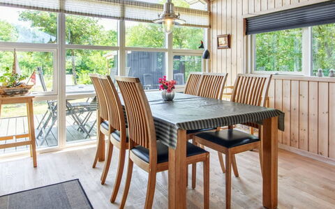 Fides - 600M from the Sea: Møbel, Indretning, Gulvbelægning, Træ, Loft, Spisestue, Etage, Køkken & Spisebord, Bord, Stol