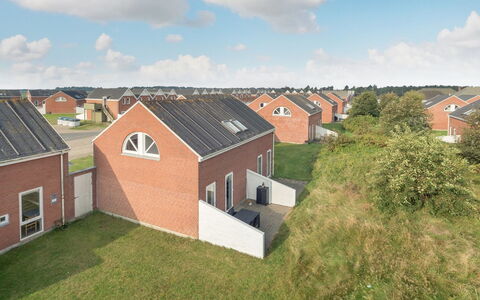 Herward - 2.3Km from the Sea: Boligområde, Hus, Hjem, Menneskelig Bosættelse, Sommerhus, Forstad, Murværk, Lawn, Indkørsel, Estate