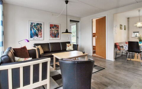 Tinna - 2.3Km from the Sea: Bygning, Hus, Vindue, Hjem, Tag, Boligområde, Busk, Sommerhus, Land Lot