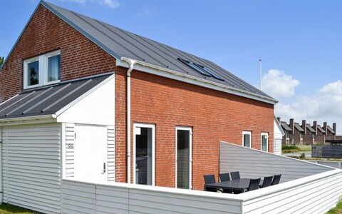 Tinna - 2.3Km from the Sea: Bygning, Hus, Vindue, Hjem, Tag, Boligområde, Busk, Sommerhus, Land Lot