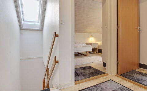 Tinna - 2.3Km from the Sea: Bygning, Hus, Vindue, Hjem, Tag, Boligområde, Busk, Sommerhus, Land Lot