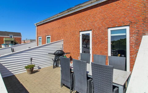 Faidra - 2.5Km from the Sea: Vindue, Facade, Boligområde, Hjem, Kompositmateriale, Skydevindue, Estate, Sidespor, Dagslys