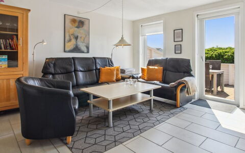 Faidra - 2.5Km from the Sea: Møbel, Gulvbelægning, Indretning, Etage, Træ, Couch, Loft, Belysning, Værelse, Stue