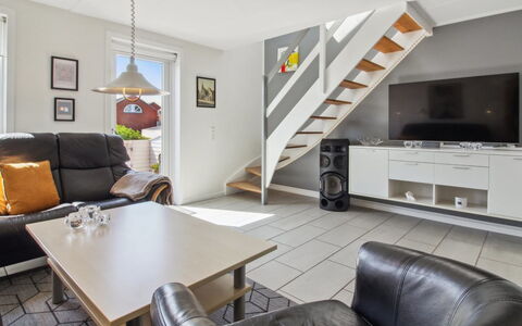 Faidra - 2.5Km from the Sea: Indretning, Gulvbelægning, Møbel, Etage, Træ, Loft, Værelse, Stue, Couch, Lejlighed
