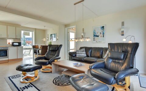 Jovanka - 2.3Km from the Sea: Møbel, Indretning, Gulvbelægning, Træ, Etage, Stue, Couch, Loft, Værelse, Stol