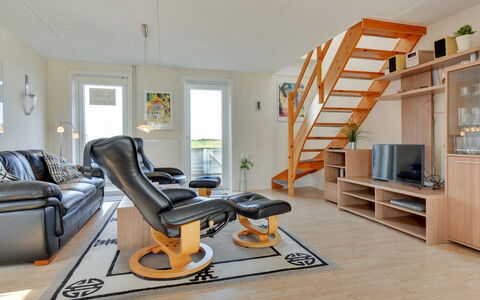 Jovanka - 2.3Km from the Sea: Møbel, Indretning, Gulvbelægning, Træ, Etage, Stue, Lejlighed, Værelse, Loft, Couch