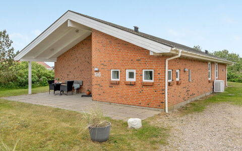 Solina - 500M from the Sea: Bygning, Hus, Træ, Hjem, Tag, Sommerhus, Boligområde, Busk, Arkitektur