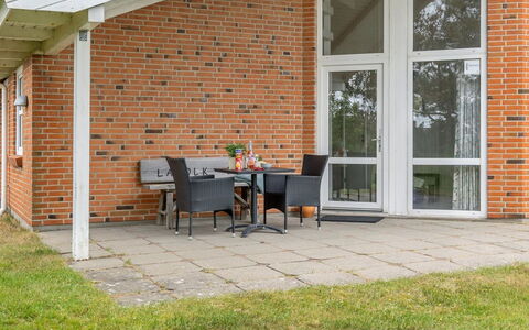 Solina - 500M from the Sea: Bygning, Hus, Træ, Hjem, Tag, Sommerhus, Boligområde, Busk, Arkitektur