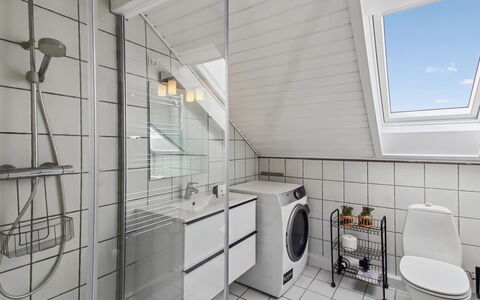 Gaida - 2.3Km from the Sea: Gulvbelægning, Etage, Loft, Indretning, Sanitærarmatur, Flise, Vvs, Lysarmatur, Tap
