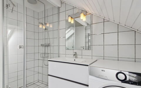 Gaida - 2.3Km from the Sea: Gulvbelægning, Indretning, Etage, Sanitærarmatur, Loft, Badeværelse, Håndvask, Vvs, Tap, Badeværelsesskab