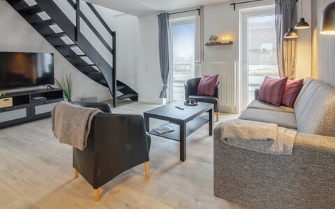 Gaida - 2.3Km from the Sea: Loft, Gulvbelægning, Indretning, Etage, Kompositmateriale, Møbel, Udvej, Hotel, Design, Dagslys