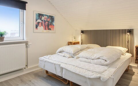 Gaida - 2.3Km from the Sea: Loft, Gulvbelægning, Indretning, Etage, Kompositmateriale, Møbel, Udvej, Hotel, Design, Dagslys