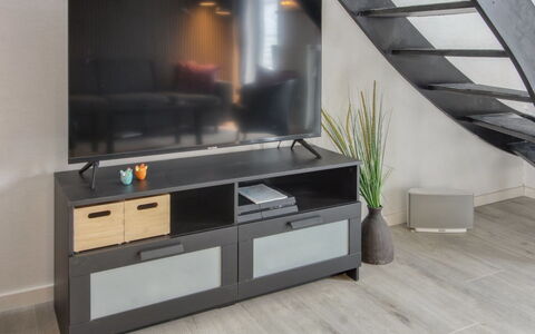 Gaida - 2.3Km from the Sea: Loft, Gulvbelægning, Indretning, Etage, Kompositmateriale, Møbel, Udvej, Hotel, Design, Dagslys