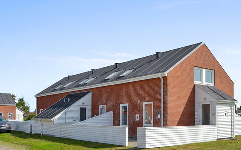 Gaida - 2.3Km from the Sea: Tag, Sommerhus, Hældning, Murværk, Mursten, Skorsten, Indkørsel, Sidespor, Dagslys