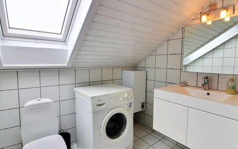 Anelia - 2.3Km from the Sea: Gulvbelægning, Sanitærarmatur, Etage, Indretning, Loft, Tap, Håndvask, Vaskemaskine, Vvs, Badeværelse