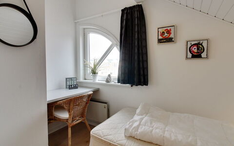 Anelia - 2.3Km from the Sea: Væg, Træ, Soveværelse, Indretning, Seng, Etage, Gulvbelægning, Loft, Sengetøj, Sengetøj