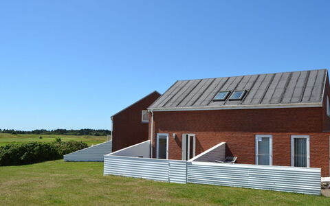 Anelia - 2.3Km from the Sea: Himmel, Græs, Væg, Tag, Arkitektur, Hjem, Hus, Land Lot, Kompositmateriale, Sidespor
