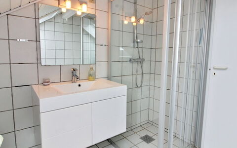 Anelia - 2.3Km from the Sea: Gulvbelægning, Sanitærarmatur, Etage, Indretning, Vvs, Badeværelse, Tap, Flise, Loft, Kompositmateriale