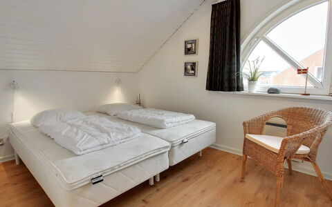 Anelia - 2.3Km from the Sea: Soveværelse, Seng, Møbel, Etage, Indretning, Sengetøj, Sengetøj, Gulvbelægning, Sengetøj, Loft