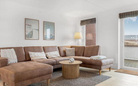 Anelia - 2.3Km from the Sea: Møbel, Træ, Indretning, Etage, Gulvbelægning, Hjem, Brun, Stue, Throw Pillow, Lejlighed