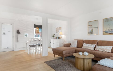 Anelia - 2.3Km from the Sea: Møbel, Indretning, Gulvbelægning, Etage, Couch, Trægulve, Træ, Stue, Loft, Værelse