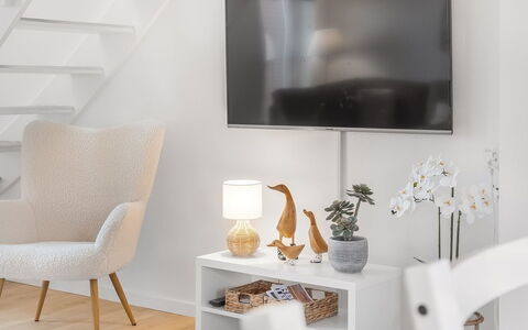 Anelia - 2.3Km from the Sea: Møbel, Indretning, Television, Elektronisk Apparat, Fjernsyn, Stue, Gulvbelægning, Hjem, Etage