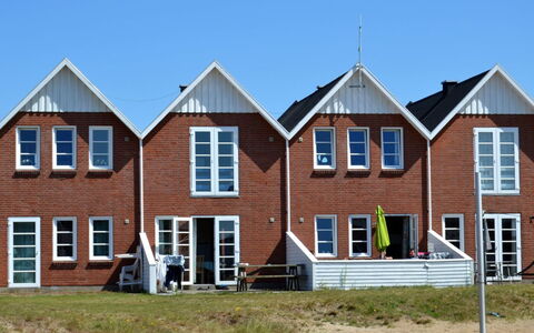 Lynne - 2.3Km from the Sea: Vindue, Facade, Hjem, Hus, Boligområde, Sommerhus, Sidespor, Skydevindue, Estate, Lawn