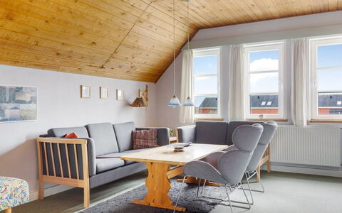 Lynne - 2.3Km from the Sea: Møbel, Gulvbelægning, Indretning, Etage, Træ, Stol, Bord, Værelse, Trægulve, Stue