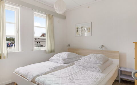 Lynne - 2.3Km from the Sea: Seng, Soveværelse, Etage, Indretning, Sengetøj, Træ, Møbel, Sengetøj, Gulvbelægning, Loft