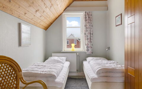 Lynne - 2.3Km from the Sea: Soveværelse, Seng, Træ, Sengetøj, Sengetøj, Etage, Indretning, Bed Frame, Gulvbelægning, Loft
