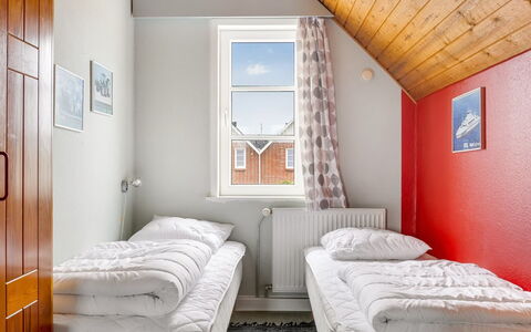 Lynne - 2.3Km from the Sea: Træ, Soveværelse, Hus, Hjem, Seng, Sengetøj, Sengetøj, Sengetøj, Bed Frame, Fryser