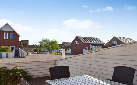 Lynne - 2.3Km from the Sea: Himmel, Hjem, Tag, Hus, Boligområde, Arkitektur, Sidespor, Sommerhus, Kompositmateriale, Hældning