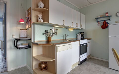 Lynne - 2.3Km from the Sea: Indretning, Møbel, Gulvbelægning, Køkken, Loft, Countertop, Cabinetry, Køkken Apparat, Værelse, Større Bandage