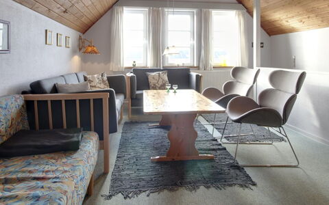 Lynne - 2.3Km from the Sea: Møbel, Indretning, Gulvbelægning, Etage, Træ, Loft, Couch, Stue, Belysning, Bord