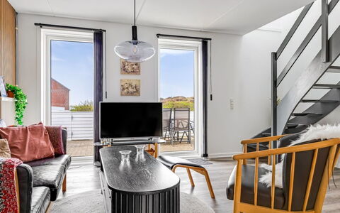 Sighwald - 2.3Km from the Sea: Møbel, Indretning, Gulvbelægning, Etage, Træ, Loft, Stue, Trægulve, Couch, Belysning