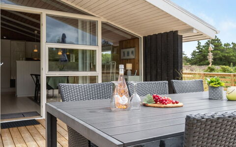 Elgin - 1.8Km from the Sea: Bygning, Hus, Vindue, Hjem, Tag, Boligområde, Busk, Sommerhus, Land Lot