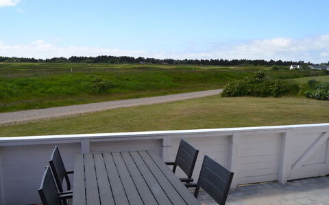 Nayana - 2.3Km from the Sea: Himmel, Sky, Udendørs Møbler, Udendørs Bord, Skygge, Udendørs Bench, Planke, Walkway, Picnic Bord, Bænk