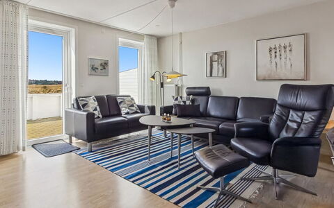 Nayana - 2.3Km from the Sea: Møbel, Gulvbelægning, Etage, Indretning, Couch, Stue, Lejlighed, Hjem, Stol, Trægulve