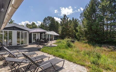 Henriethe - 1.1Km from the Sea: Sommerhus, Have, Sidespor, Garden Bygninger, Skygge, Gård, Backyard, Lawn, Stuehus, Landscaping