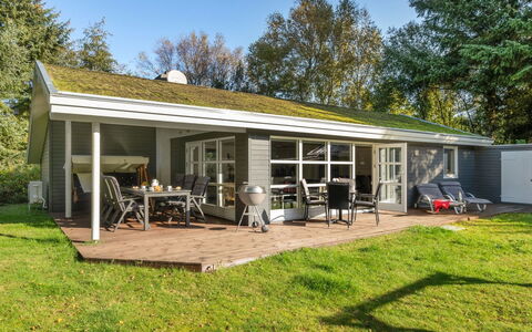 Dorete - 2.2Km from the Sea: Bygning, Hus, Vindue, Hjem, Tag, Boligområde, Busk, Sommerhus, Land Lot